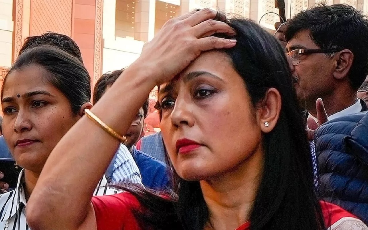Lok Sabha: Trinamool Congress MP Mahua Moitra got a big shock, lost her MP in this case