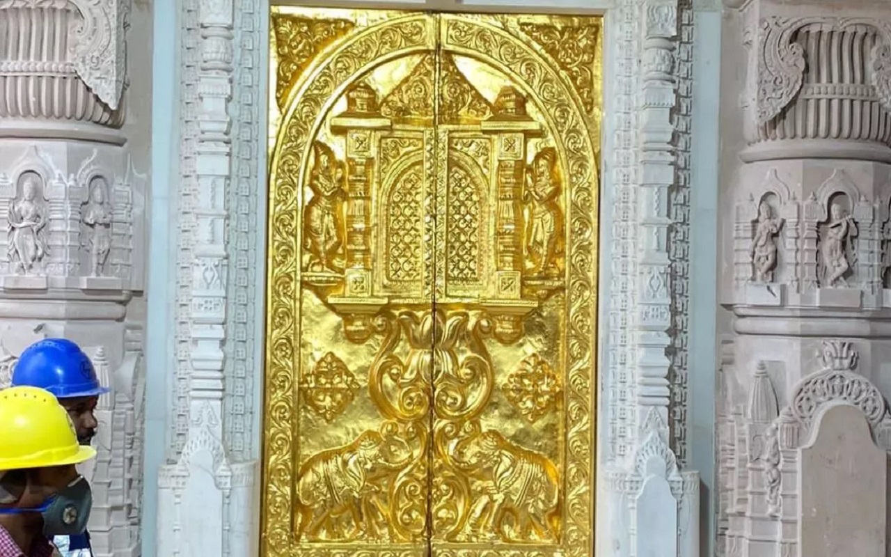 Ayodhya: The first golden door installed in Ram temple, everyone is eager to see it, you should also know its specialty.