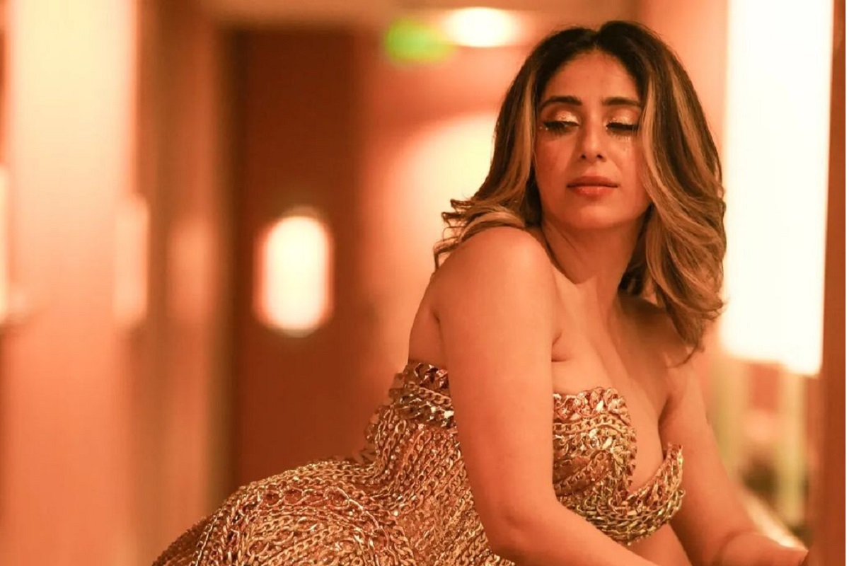 Popular singer Neha Bhasin caught everyone's attention with her bold avatar.