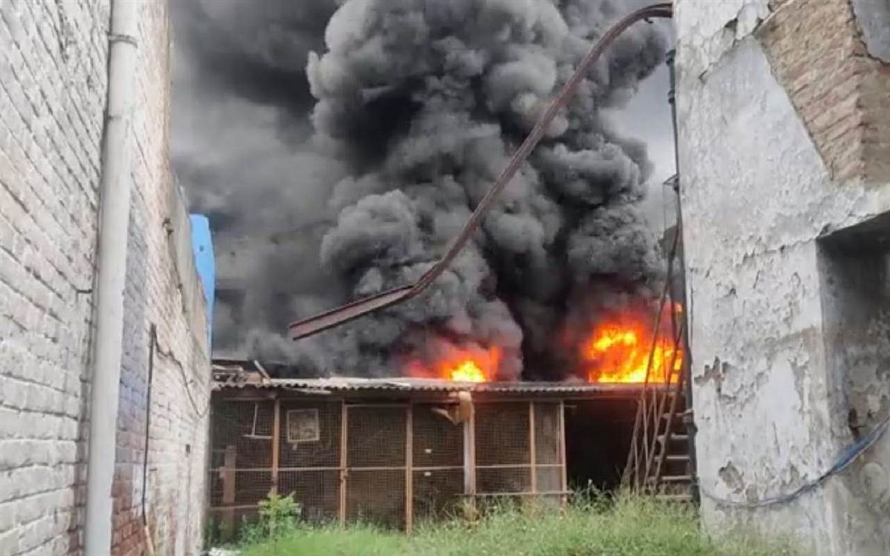 Fierce fire in Noida factory