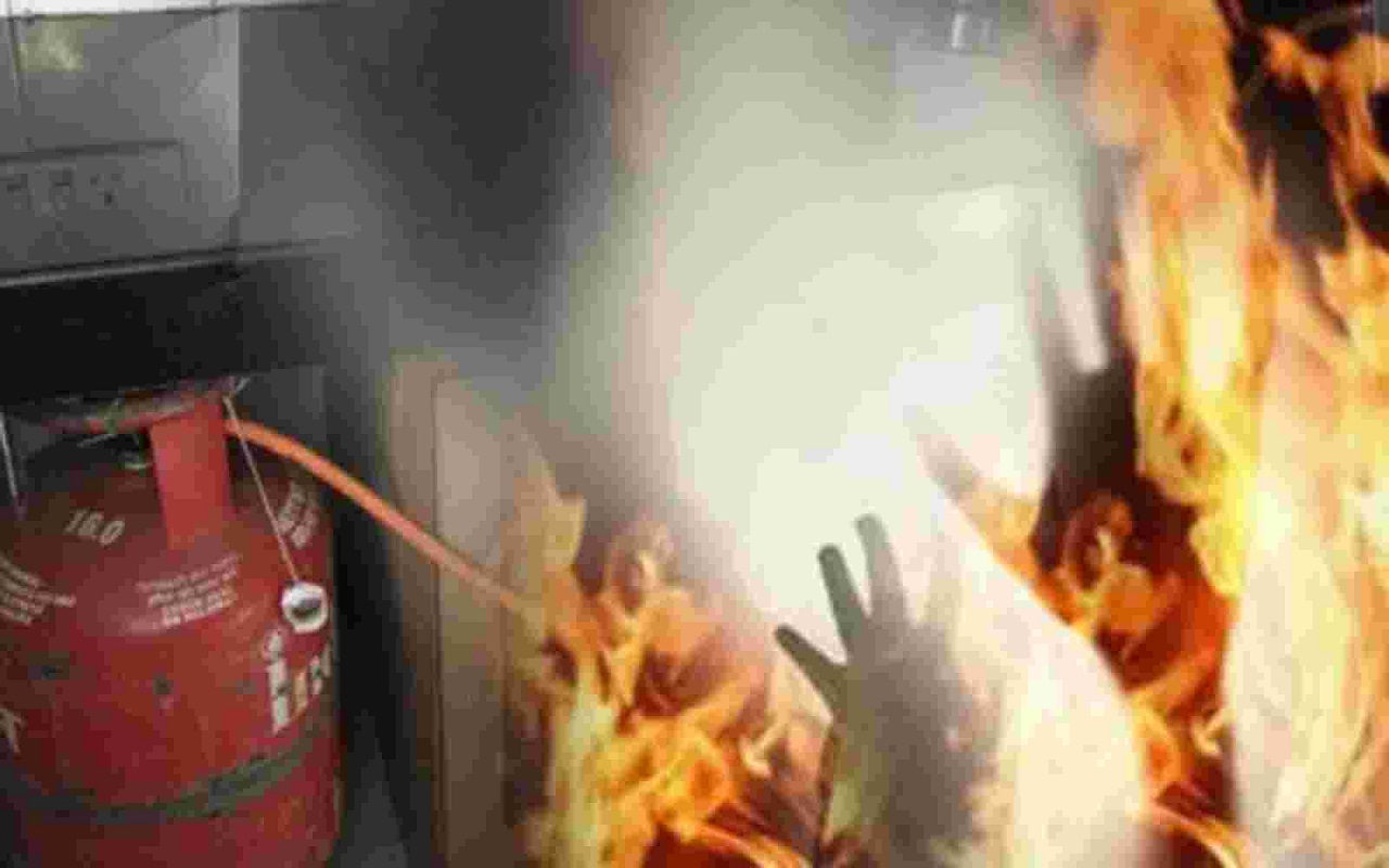 Uttar Pradesh: Woman dies in fire due to leakage in gas pipe while cooking