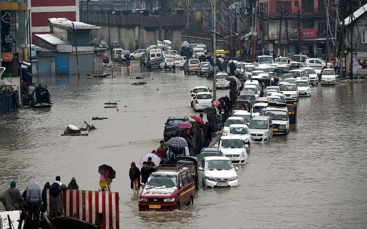 Weather update: Rain worsens situation in hilly states, flood alert in Delhi, heavy rains in districts of Rajasthan