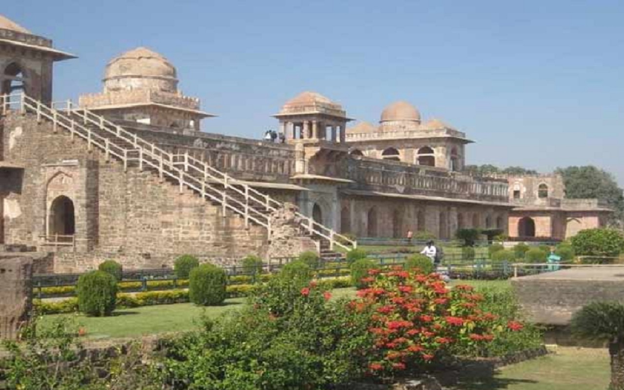 Travel Tips: These famous tourist places are in Mandu city of Madhya Pradesh, you must visit them once