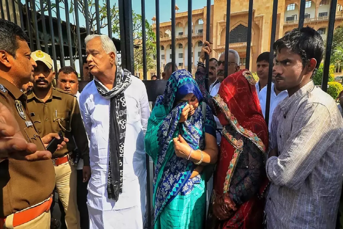 Rajasthan: Police took the protesting widows of Pulwama to the hospital