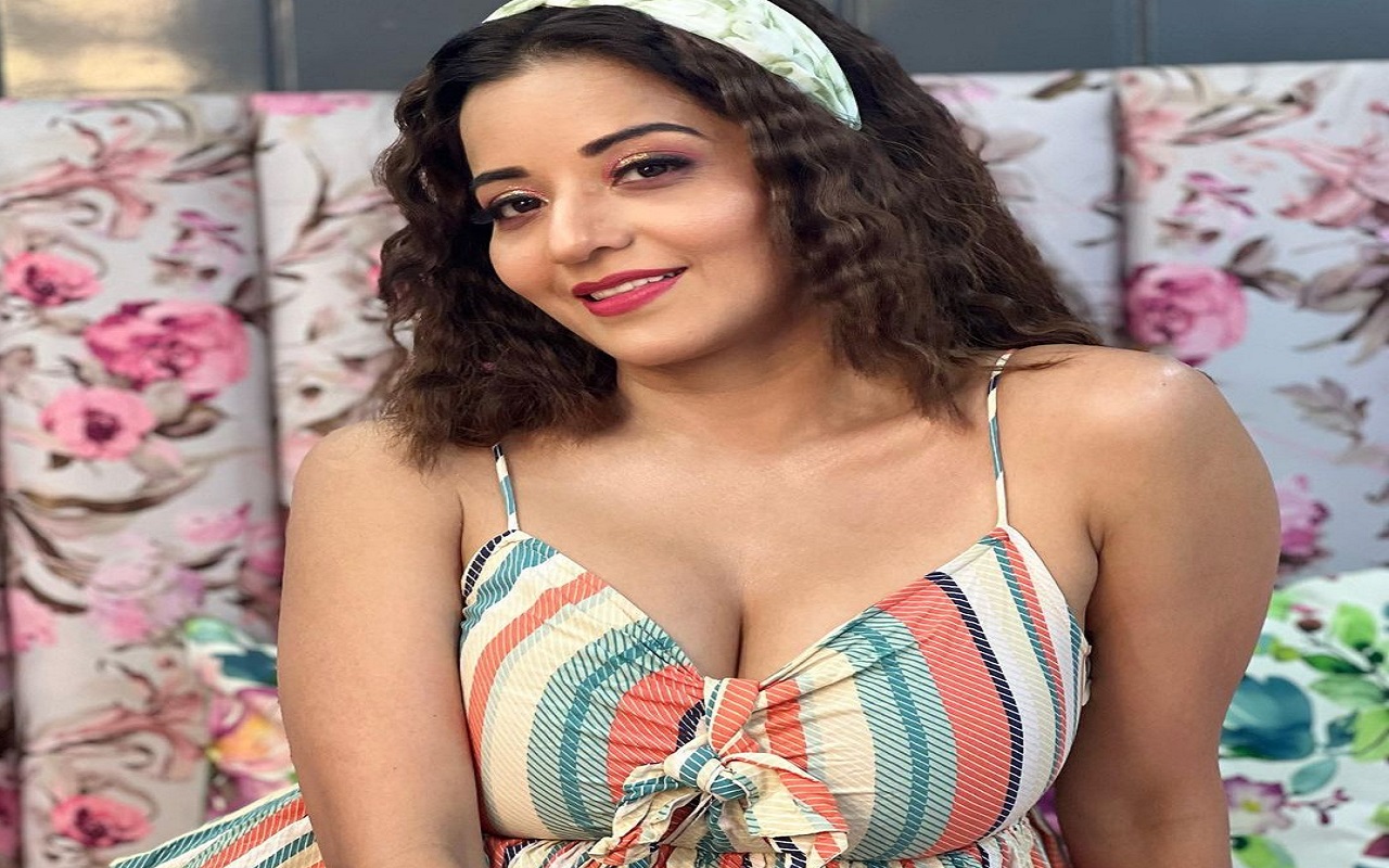 Photo Gallery: Monalisa flaunts her cleavage wearing deep neck top, you can also see photos
