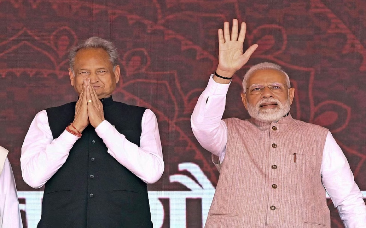 Rajasthan: As soon as CM Gehlot stood up, the crowd started doing this work, PM Modi got everyone done in gestures....