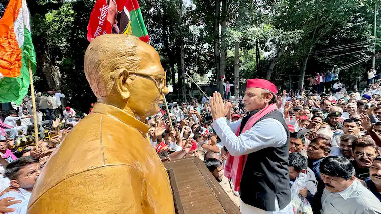 Akhilesh Yadav vs BJP: 'Socialists' protest outside JP Narayan Museum, raise questions on tin sheet barricading