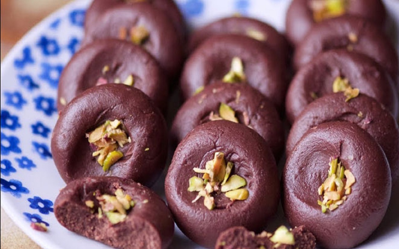 Recipe of the Day: Make Chocolate-Almond Peda on Diwali, this is the easy method