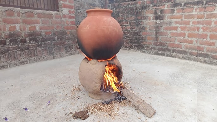 In winters, hot water from earthen stove or gas geyser? Know which water is better