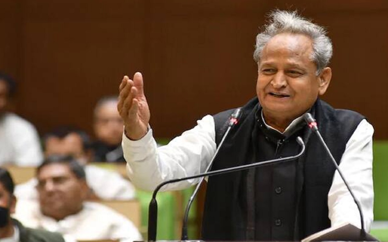 Rajasthan: CM Gehlot's big claim, made this big announcement with mobile for women, thousands of rupees will come directly into the account!