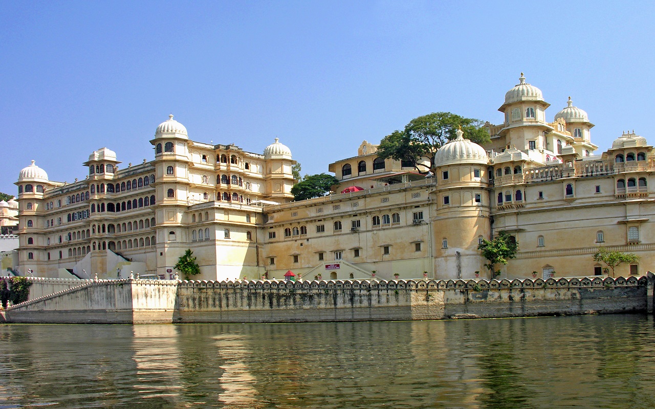 Travel Tips: Come with your family to visit the city of lakes Udaipur.