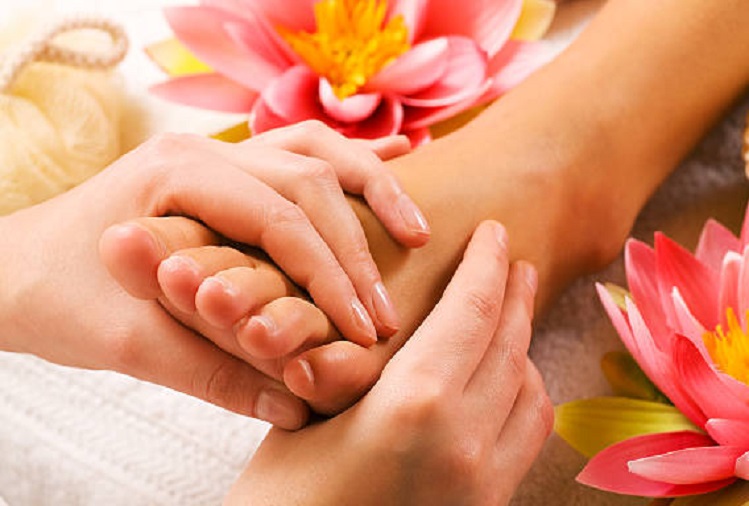 Health Tips: There are many benefits to the body by doing foot massage