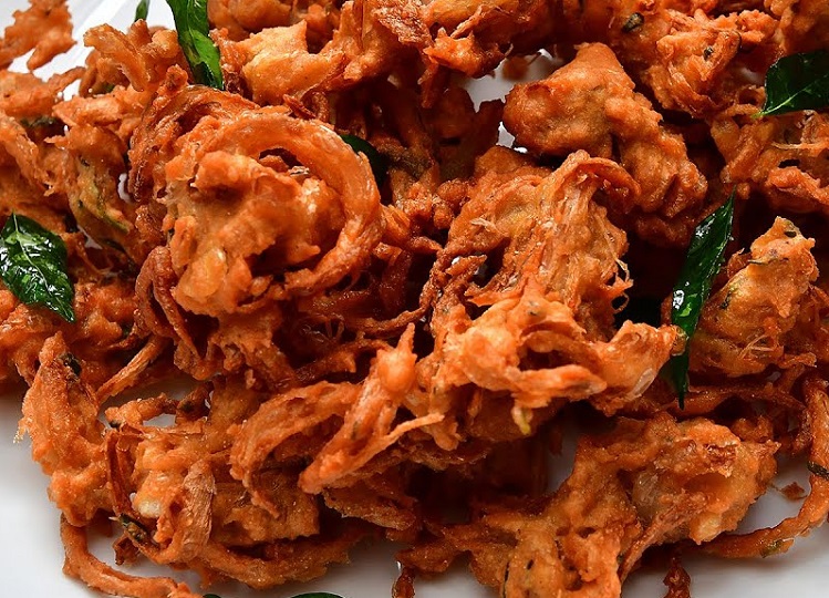 Recipe Tips: Make delicious onion pakodas on weekends, this is the easy method