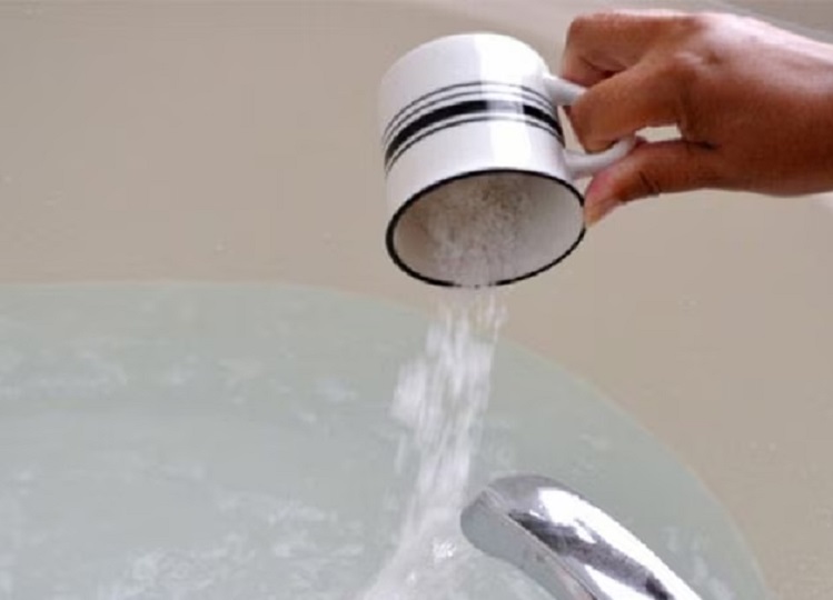 ​​​​​​​Health Tips: Bathing with salt water gives these benefits, you will be surprised to know