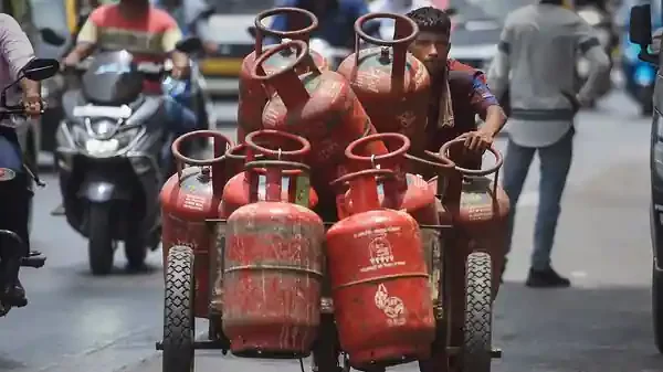 LPG Cylinder New Price: Big news! Gas cylinder becomes cheaper again, see  new rates immediately| business News in Hindi | एलपीजी सिलेंडर नई कीमत:  बड़ी खबर! फिर सस्ता हुआ गैस सिलेंडर, तुरंत
