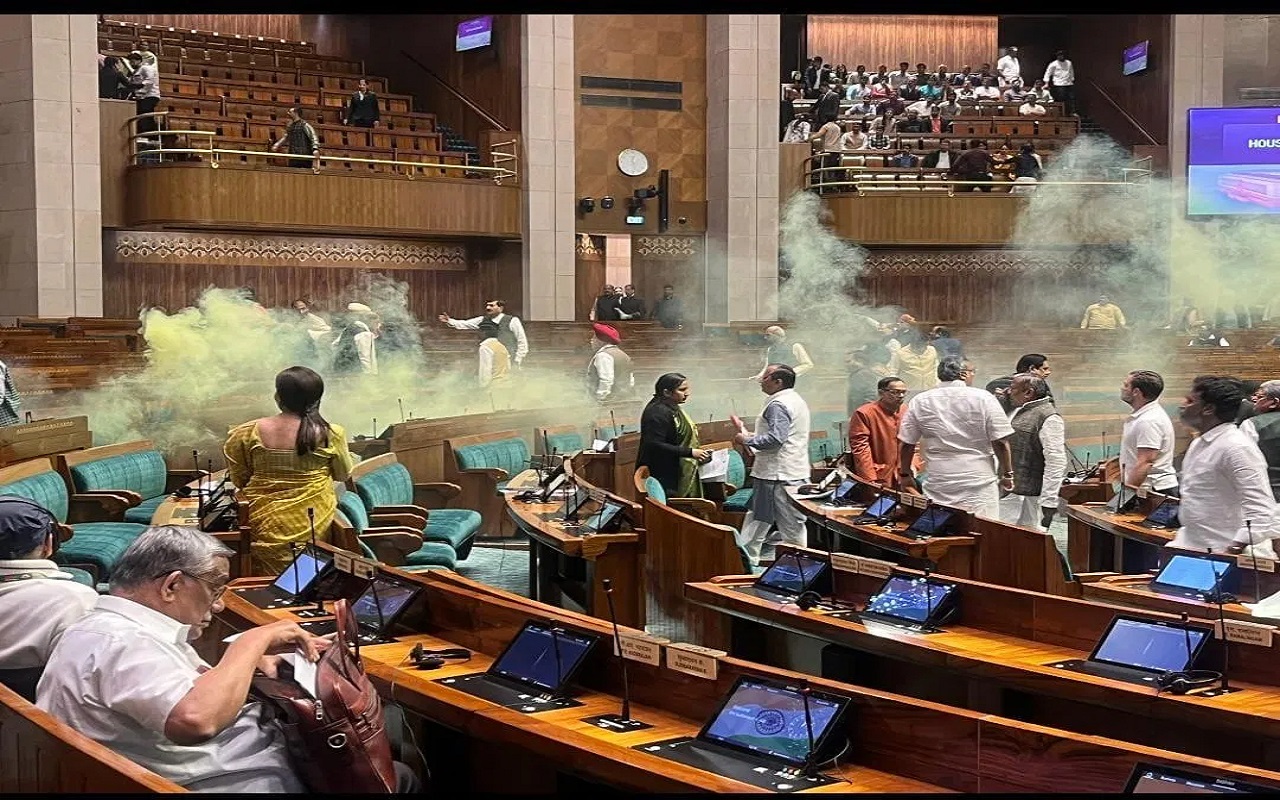 Parliament: Big lapse in Lok Sabha security after 22 years, 2 youths jumped into the House from the audience gallery, released yellow gas