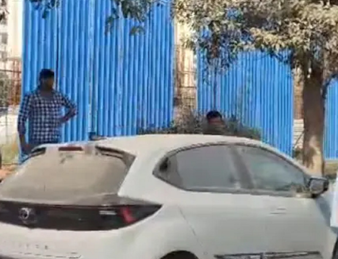 Noida: On Valentine's Day, a boyfriend and girlfriend did this in the car, when people saw it…