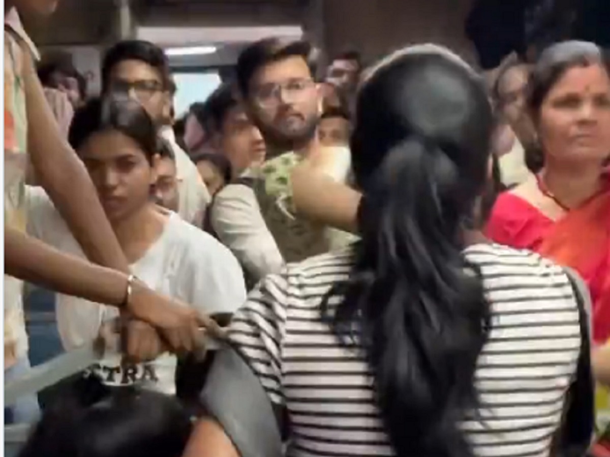 Mumbai Local Video Viral: Women Start Doing This in Front of Everyone—Then This Happened...