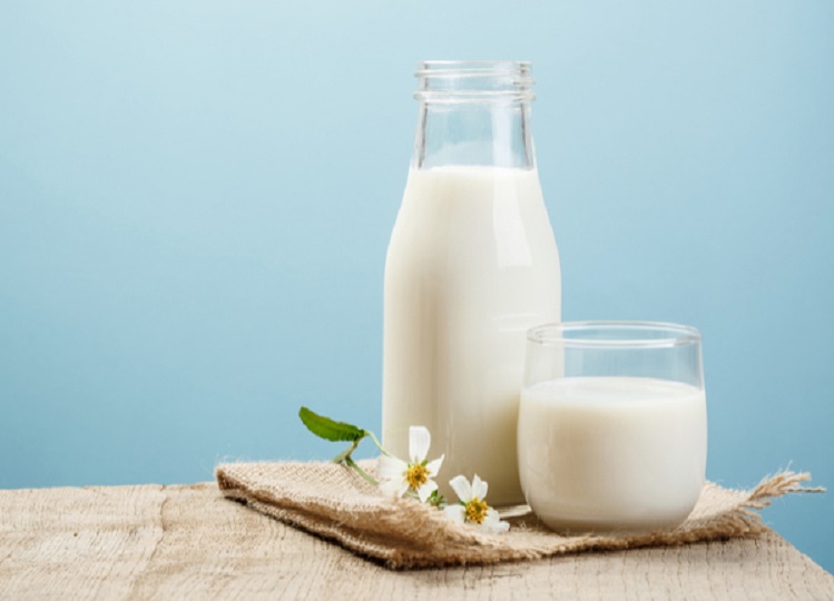 Health Tips: Consume milk before sleeping at night, you will get many benefits