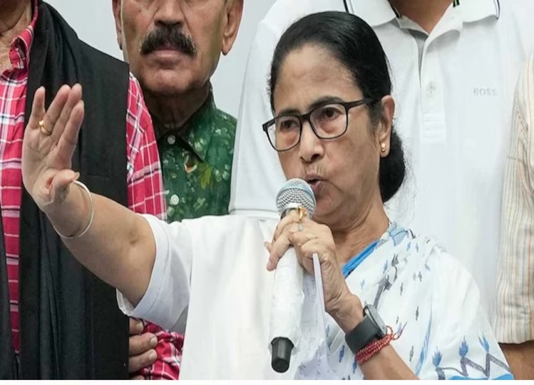 'I have come to meet you not as CM but as your 'didi'': Mamata Banerjee meets protesting doctors in Kolkata