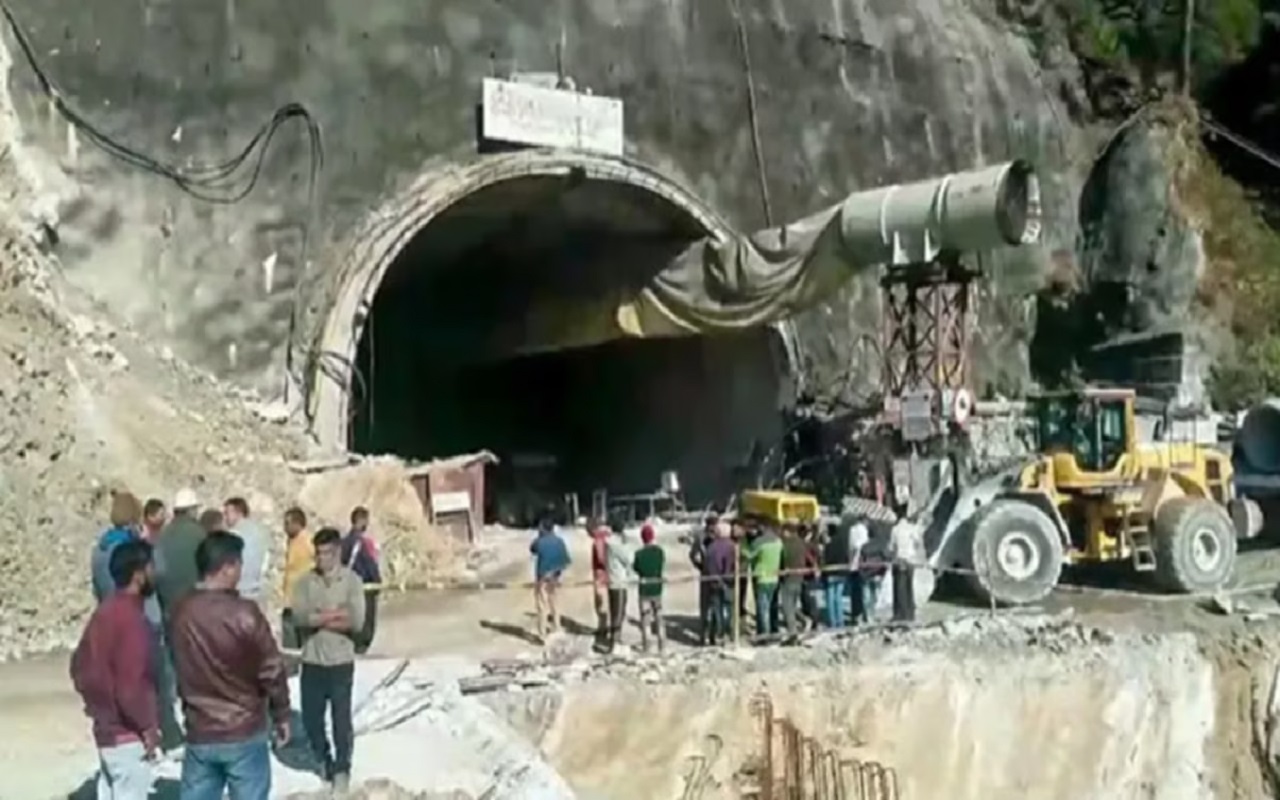 Uttarakhand Tunnel Accident: Efforts continue to save 40 laborers trapped in the tunnel, oxygen is being sent through the hole