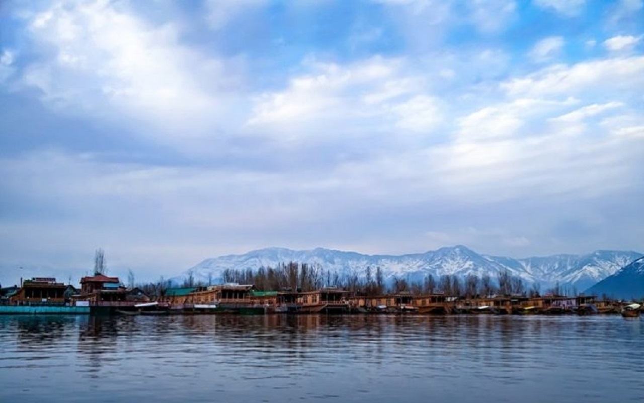 Travel Tips: This boat is the center of attraction in Dal Lake, make a plan to visit
