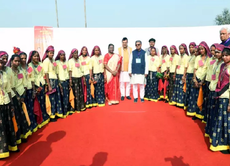 Rajasthan: President Draupadi Murmu offered prayers at Mehandipur Balaji Dham, participated in the women's conference at Beneshwar Dham.