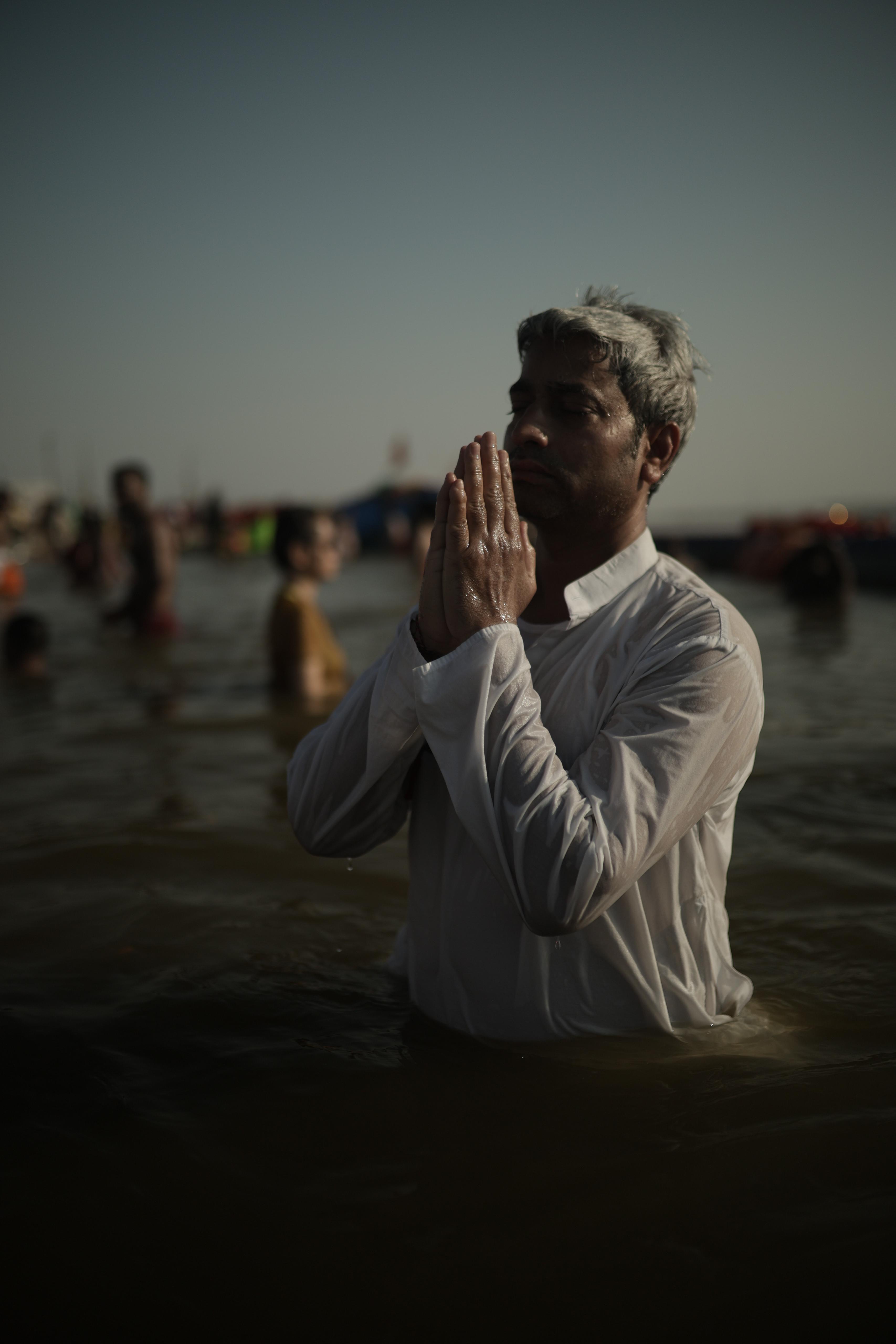 Faith and spiritual practice of foreign devotees under the guidance of Guru Naveen Da Healer in Maha Kumbh