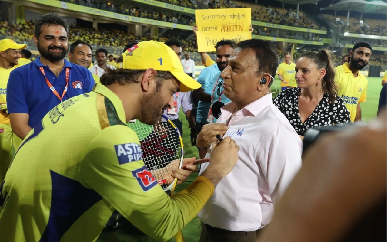 IPL 2023: In the field itself, Dhoni wrote something on Gavaskar's shirt that everyone became happy