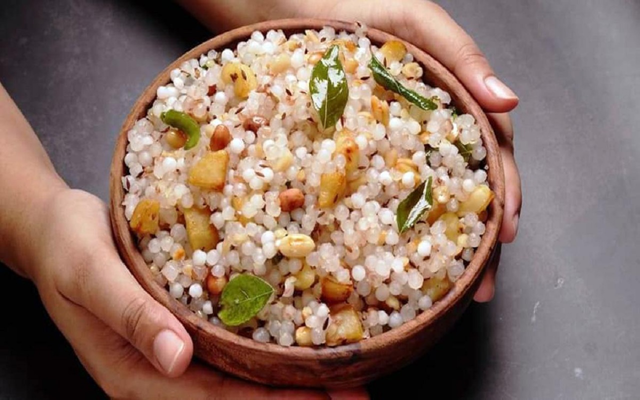 Recipe Tips:  Apart from fasting, you can also eat Sabudana Khichdi for breakfast.