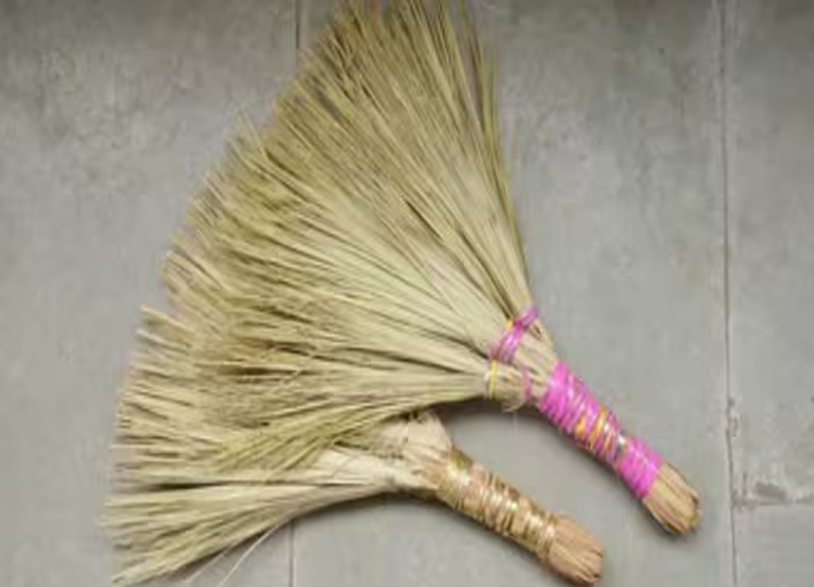 Vastu Tips: If you also keep the broom here then poverty can come to your house, know these rules