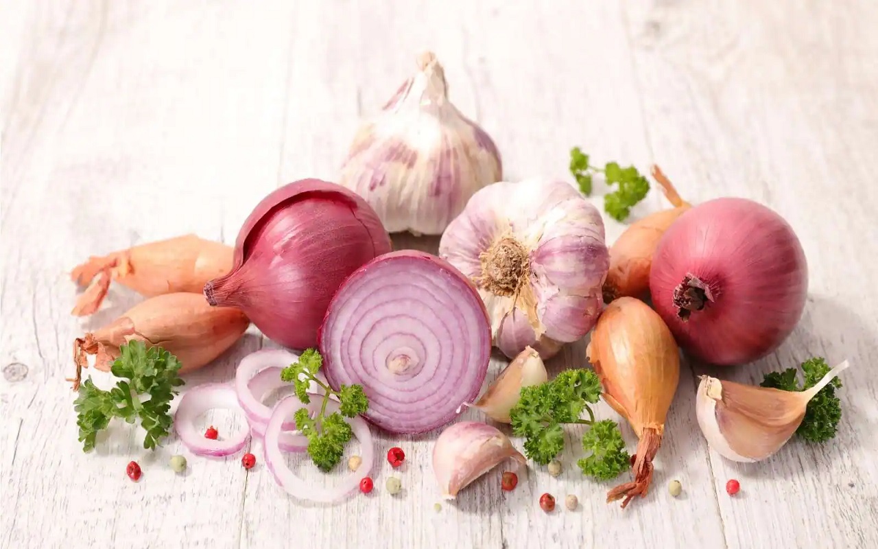 Health Tips: Excessive consumption of garlic and onion can cause harm to you, problems can increase.