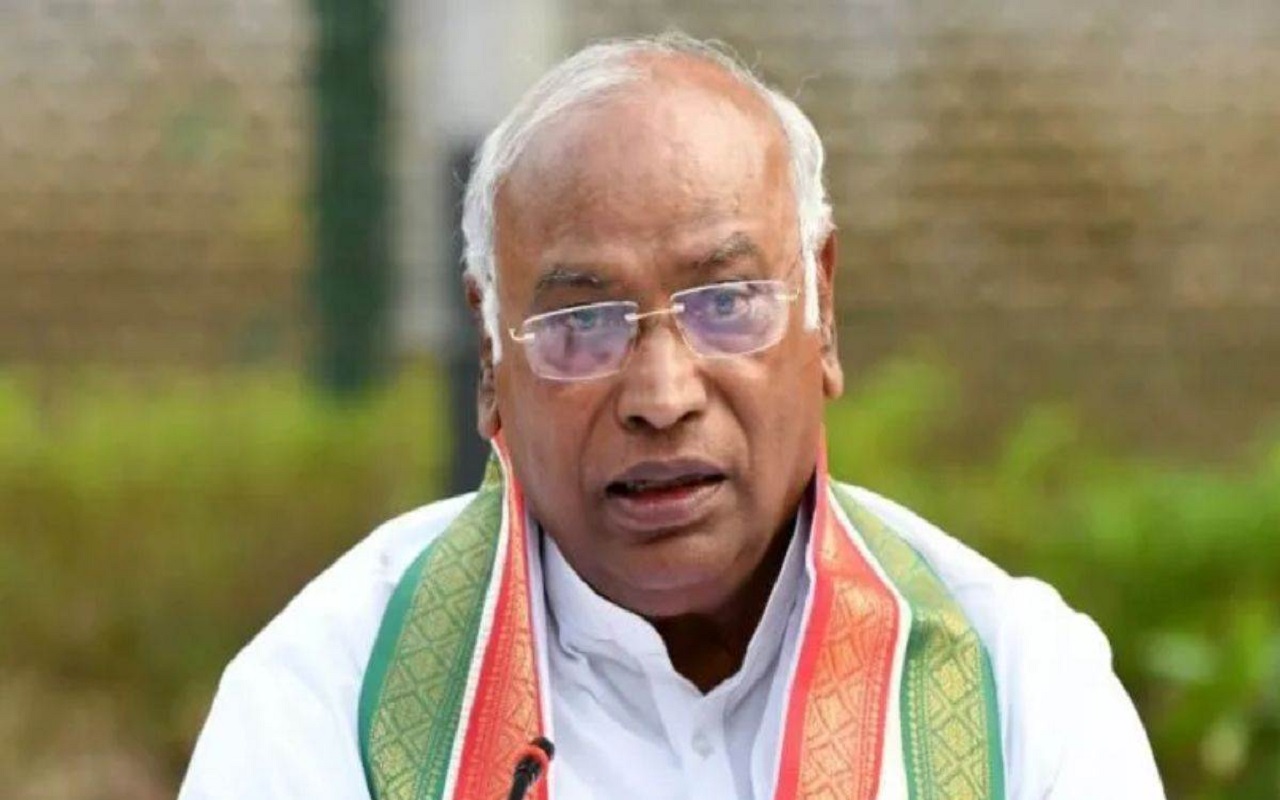 Mallikarjun Kharge: Congress President Kharge's target on Modi, said- PM Modi will hoist the tricolor from his residence next year
