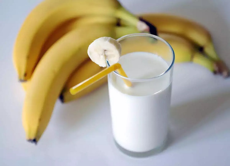 Health Tips: Consuming milk and banana together can cause problems, these people should stay safe