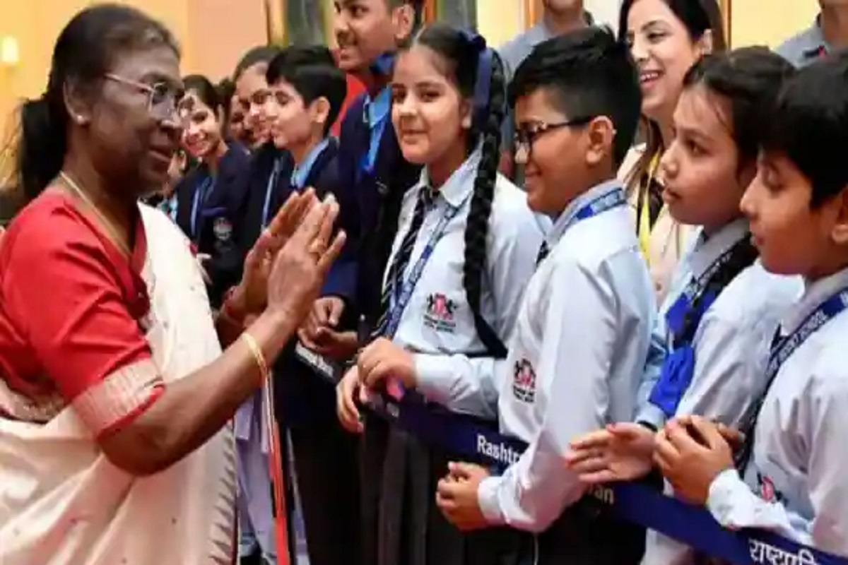 President Draupadi Murmu stopped her convoy and distributed chocolates to children