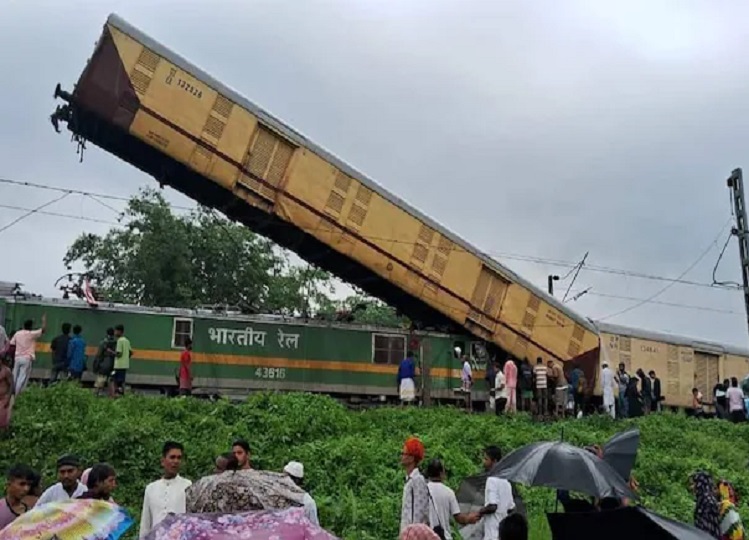 Bengal: Goods train hits Kanchenjunga Express from behind, five people killed, 35 injured