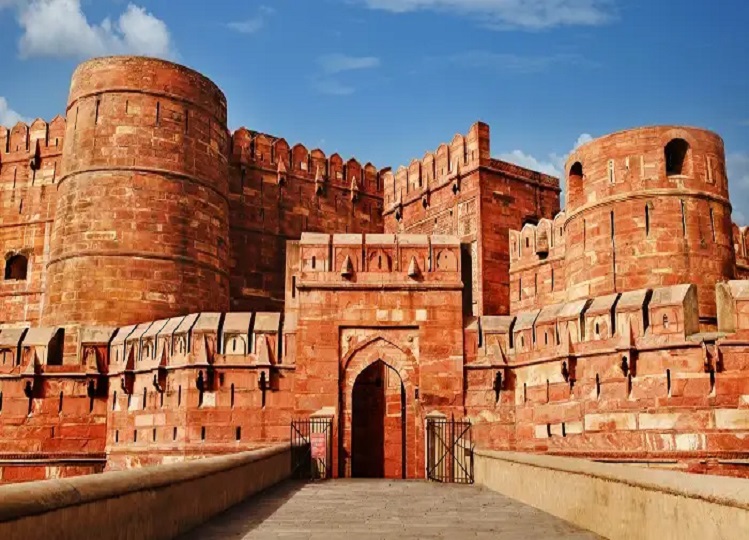 Travel Tips: You should also visit Agra Fort in this trip, there is a lot to see