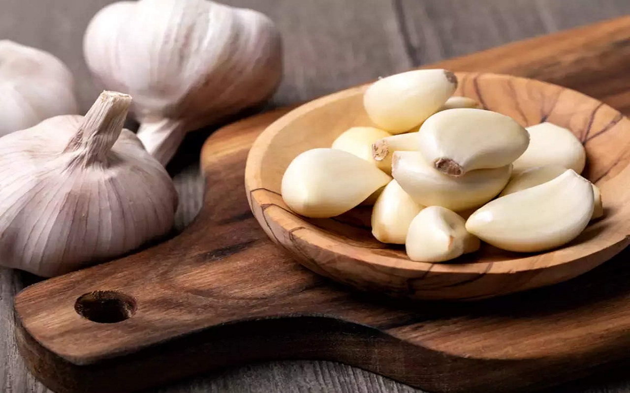 Health Tips: You will also be happy knowing the benefits of eating garlic, will start from today itself