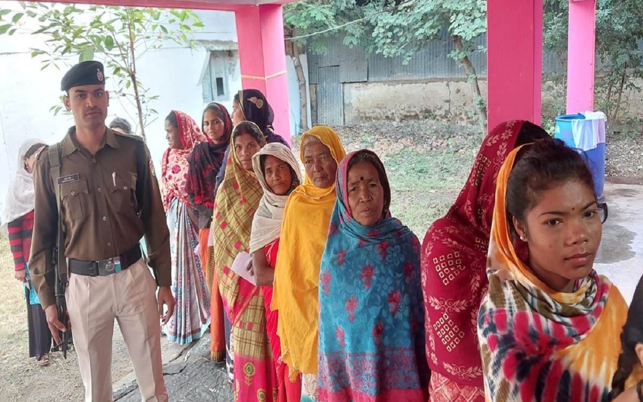 Assembly Elections 2023: Voting is taking place on 230 seats in Madhya Pradesh and 70 seats in Chhattisgarh, the fate of many candidates will be captured in EVMs.