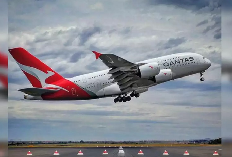 Australia-Aircraft-Emergency : Qantas plane lands safely after distress call over sea