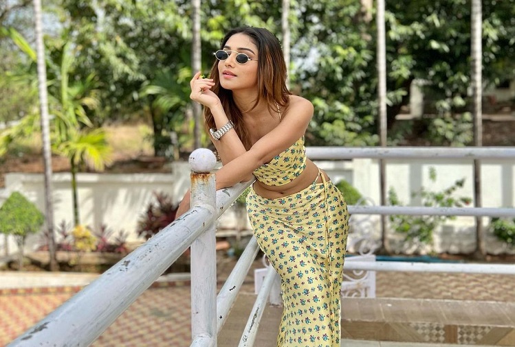 Photo Gallery: Donal Bisht showed her beauty in floral dress, you will go crazy after seeing the photos