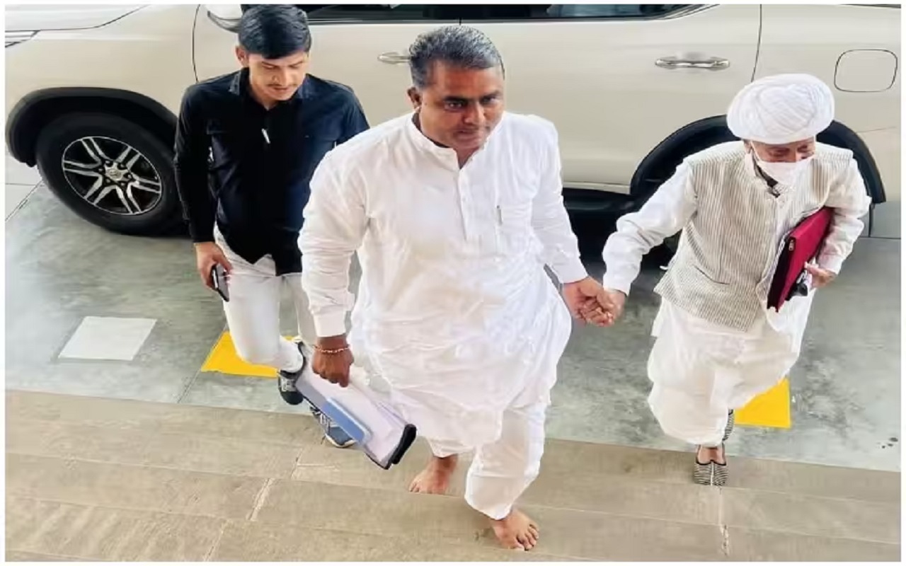 Rajasthan: Congress MLA Madan Prajapat's promise has been fulfilled, now he will wear shoes and slippers, know what is the reason