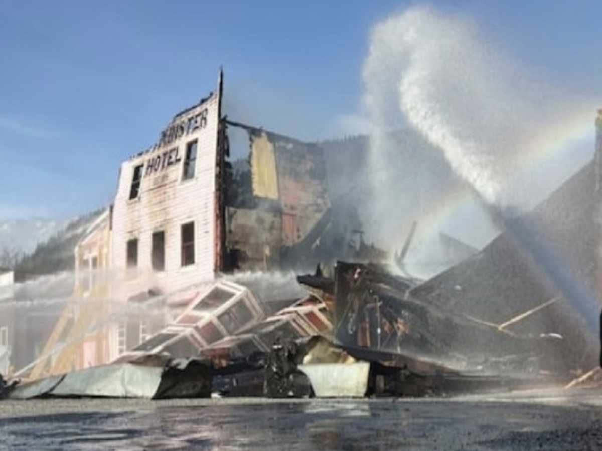 Canada: Dawson City fire engulfs historic hotel