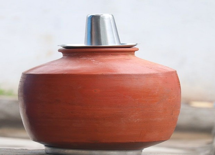 Vastu Tips: Keep a clay pot filled with water in this direction, you will get auspicious results