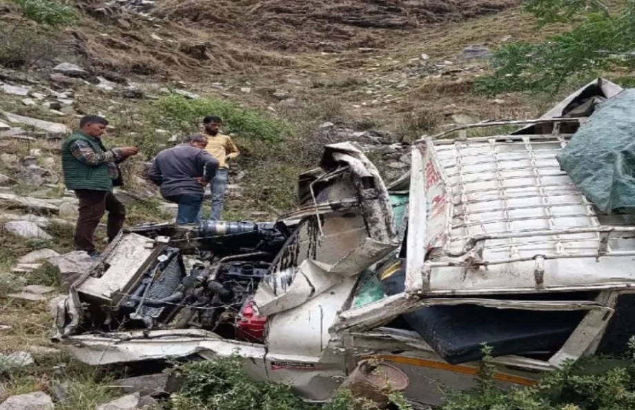 Maharashtra: Pickup goes out of control and overturns, eight people killed