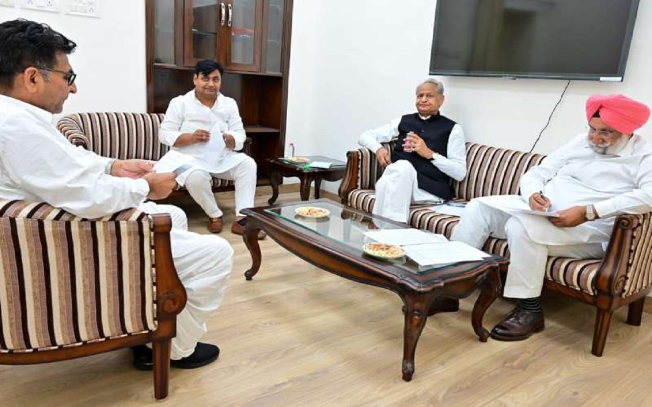 Rajasthan: CM Gehlot's one to one dialogue with MLAs continues, Pilot keeps distance