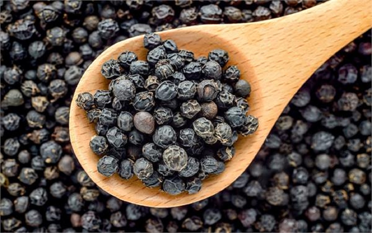 Health Tips: You get many benefits by consuming black pepper, you get rid of these problems