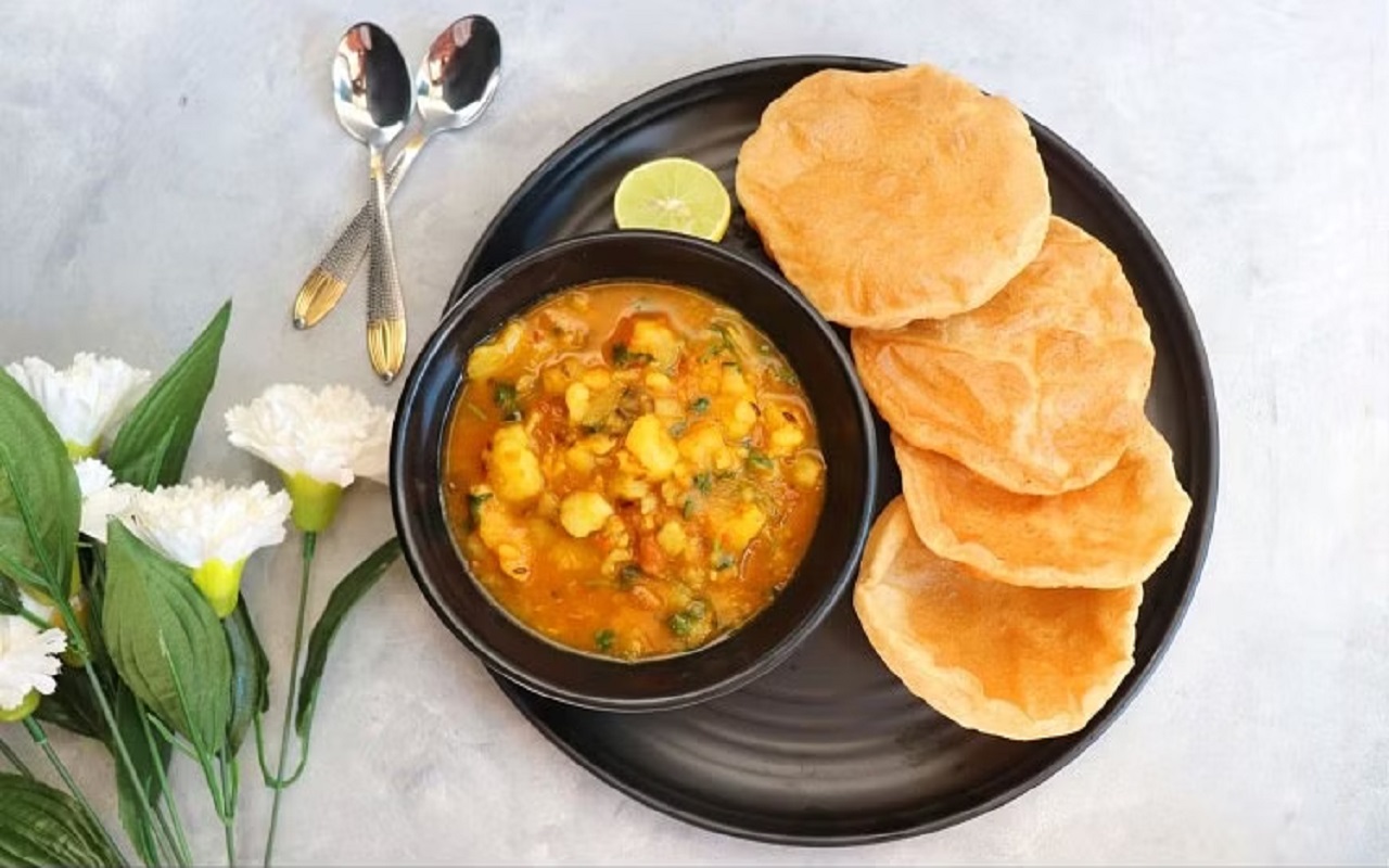 Lunch recipe tips: Enjoy poori and aloo tomato curry, it is also easy to make