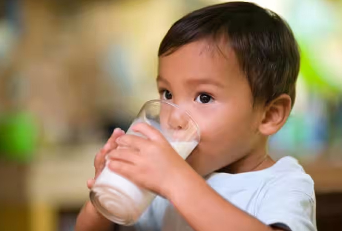 Health Tips: Mix these two things in milk and give it to your children, their immunity will become stronger