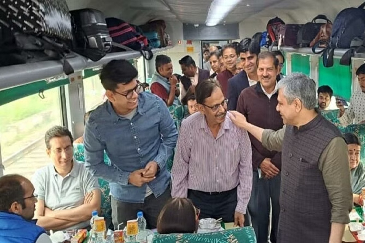 Railway Minister inspected the Delhi-Jaipur section and interacted with the passengers